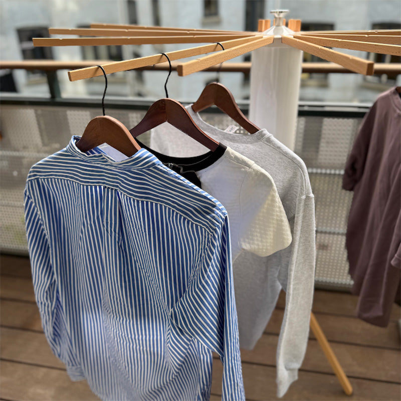 SmartRack tørrestativ på altan med tøj som lufttørrer