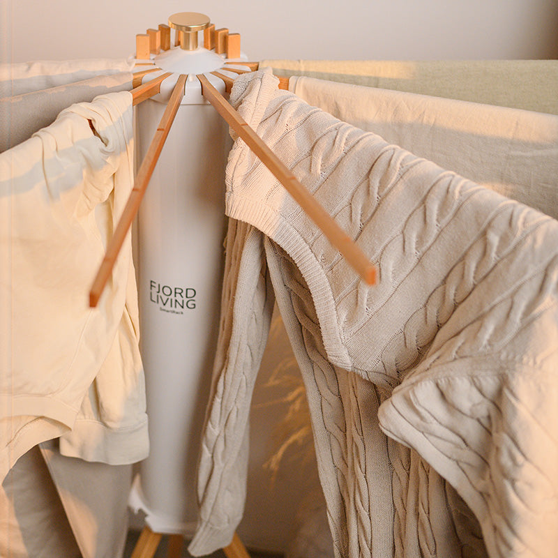 SmartRack tørrestativ med hverdagstøj – T-shirts og trøjer på arme