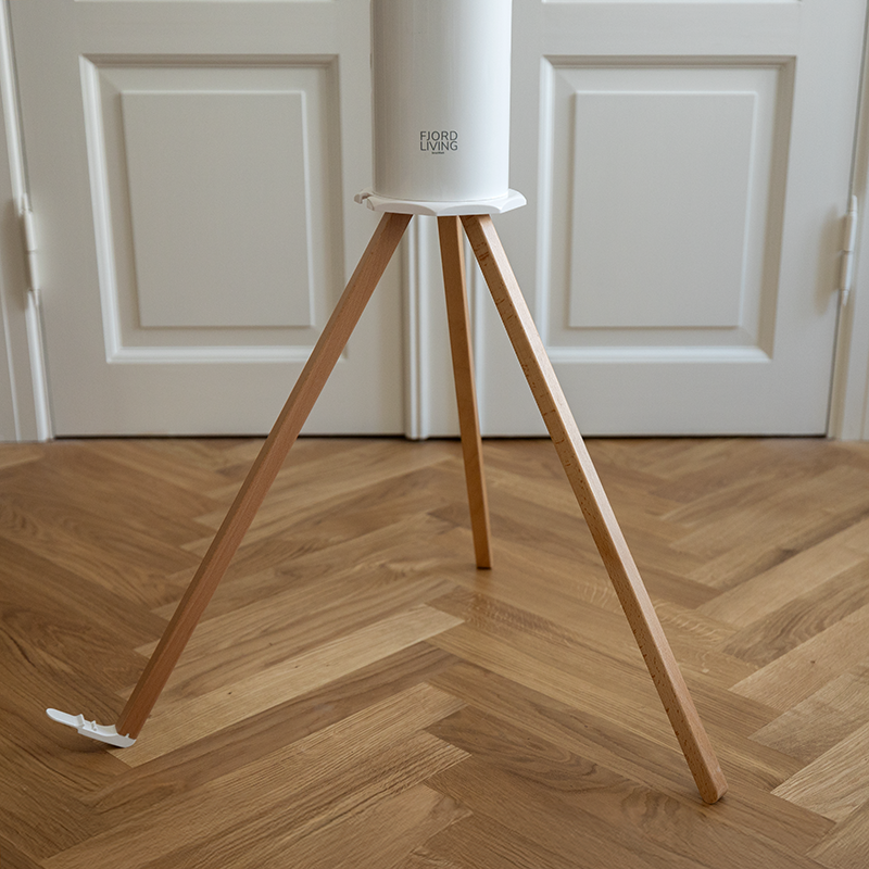 SmartRack tørrestativets tripod design, med flotte ben i bøgetræ. Perfekt til flot indretning med sildebensparket