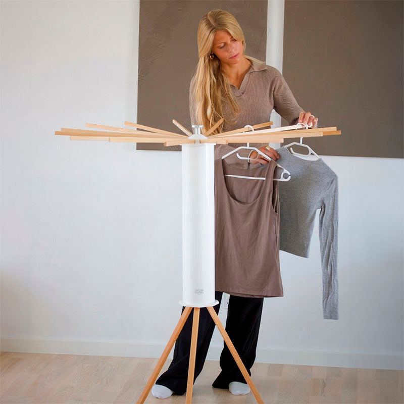Kvinde ved SmartRack tørrestativ – kompakt tørreløsning til lejlighed