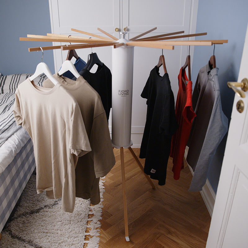 SmartRack tørrestativ i soveværelse ved siden af seng